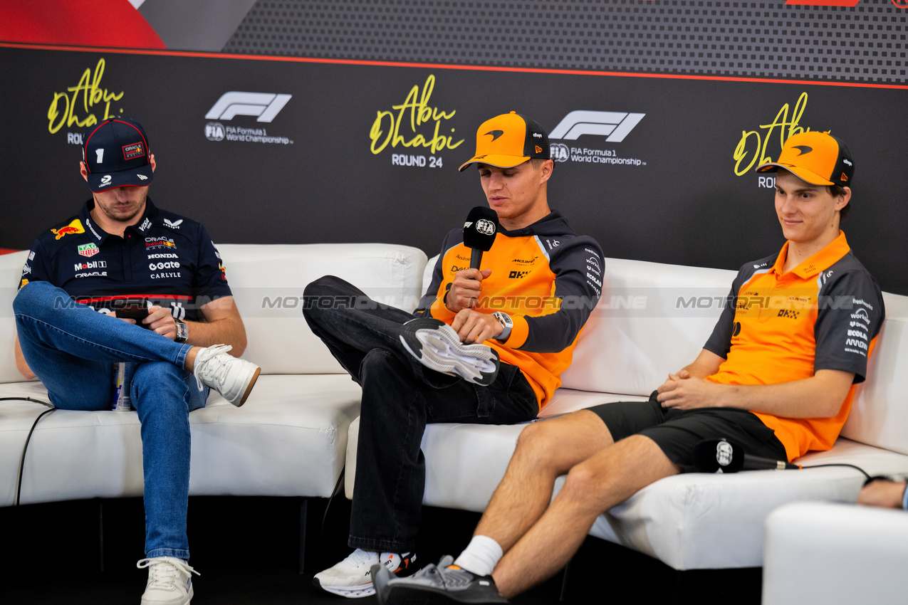 GP ABU DHABI, (L to R): Max Verstappen (NLD) Red Bull Racing; Lando Norris (GBR) McLaren; e Oscar Piastri (AUS) McLaren, in the FIA Press Conference.

04.12.2025. Formula 1 World Championship, Rd 24, Abu Dhabi Grand Prix, Yas Marina Circuit, Abu Dhabi, Preparation Day.

- www.xpbimages.com, EMail: requests@xpbimages.com © Copyright: Price	/ XPB Images