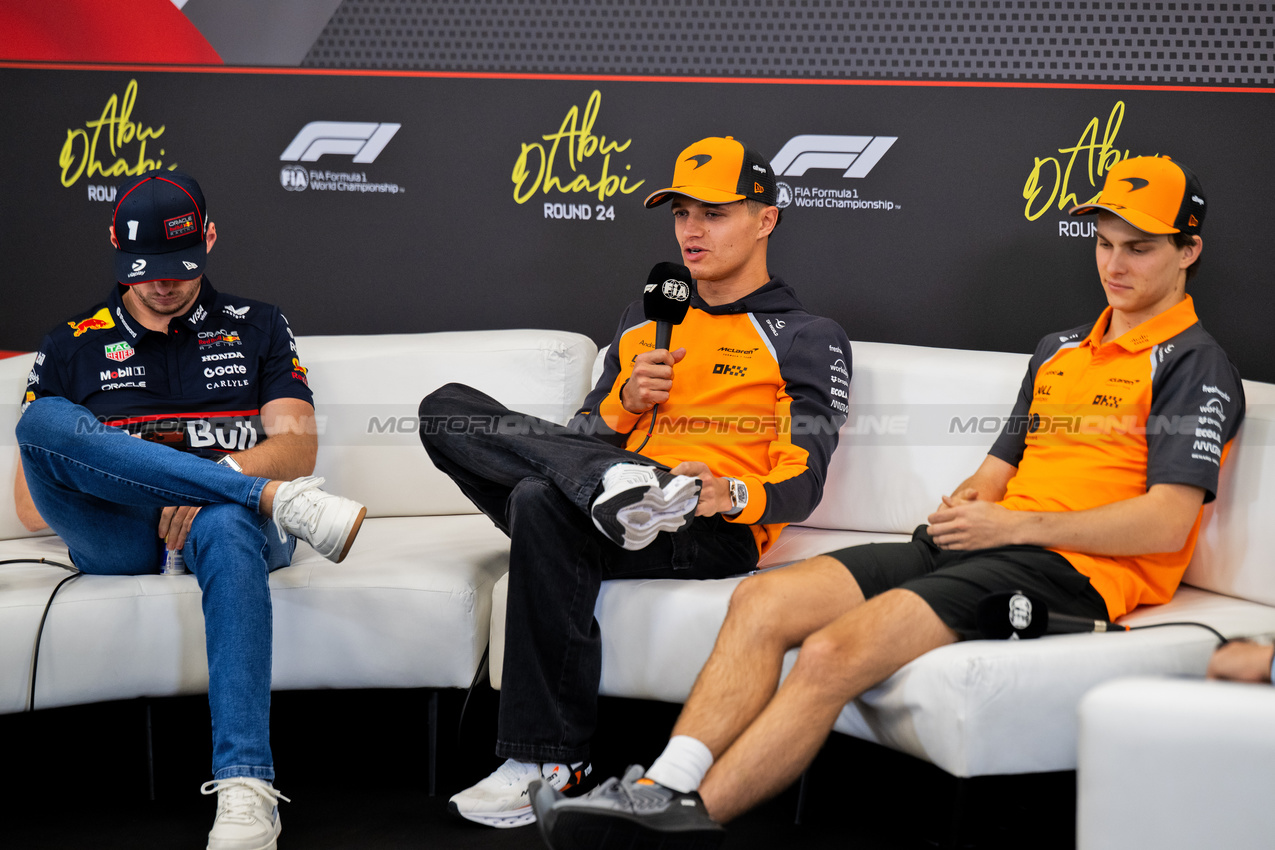 GP ABU DHABI, (L to R): Max Verstappen (NLD) Red Bull Racing; Lando Norris (GBR) McLaren; e Oscar Piastri (AUS) McLaren, in the FIA Press Conference.

04.12.2025. Formula 1 World Championship, Rd 24, Abu Dhabi Grand Prix, Yas Marina Circuit, Abu Dhabi, Preparation Day.

- www.xpbimages.com, EMail: requests@xpbimages.com © Copyright: Price	/ XPB Images