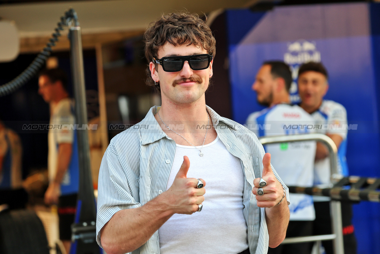 GP ABU DHABI, Benson Boone (USA) Singer.

04.12.2025. Formula 1 World Championship, Rd 24, Abu Dhabi Grand Prix, Yas Marina Circuit, Abu Dhabi, Preparation Day.

- www.xpbimages.com, EMail: requests@xpbimages.com © Copyright: Batchelor / XPB Images