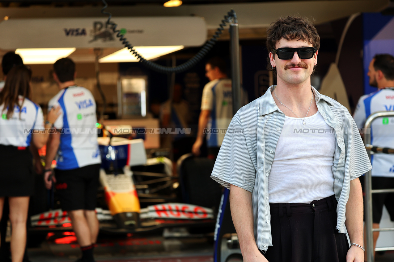 GP ABU DHABI, Benson Boone (USA) Singer.

04.12.2025. Formula 1 World Championship, Rd 24, Abu Dhabi Grand Prix, Yas Marina Circuit, Abu Dhabi, Preparation Day.

- www.xpbimages.com, EMail: requests@xpbimages.com © Copyright: Batchelor / XPB Images