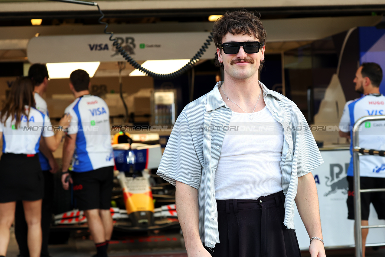 GP ABU DHABI, Benson Boone (USA) Singer.

04.12.2025. Formula 1 World Championship, Rd 24, Abu Dhabi Grand Prix, Yas Marina Circuit, Abu Dhabi, Preparation Day.

- www.xpbimages.com, EMail: requests@xpbimages.com © Copyright: Bearne / XPB Images