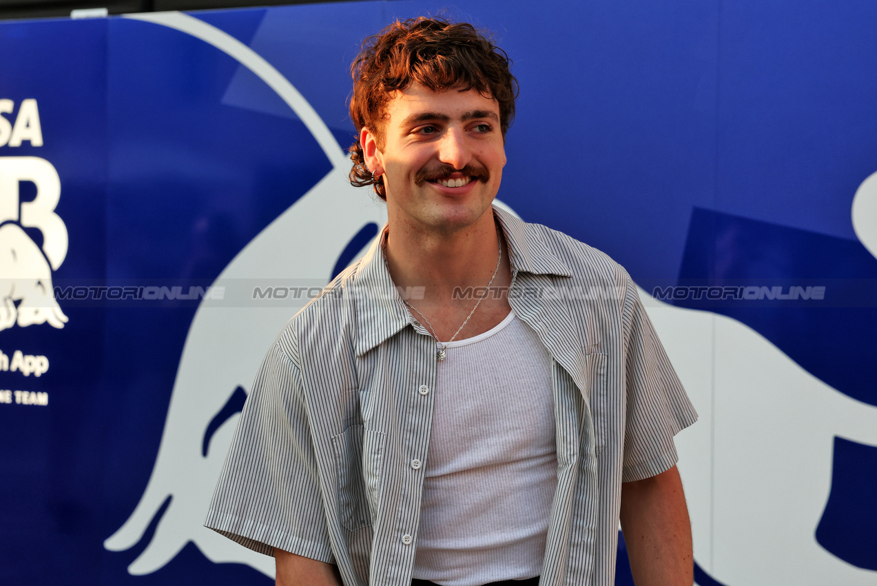 GP ABU DHABI, Benson Boone (USA) Singer.

04.12.2025. Formula 1 World Championship, Rd 24, Abu Dhabi Grand Prix, Yas Marina Circuit, Abu Dhabi, Preparation Day.

- www.xpbimages.com, EMail: requests@xpbimages.com © Copyright: Bearne / XPB Images