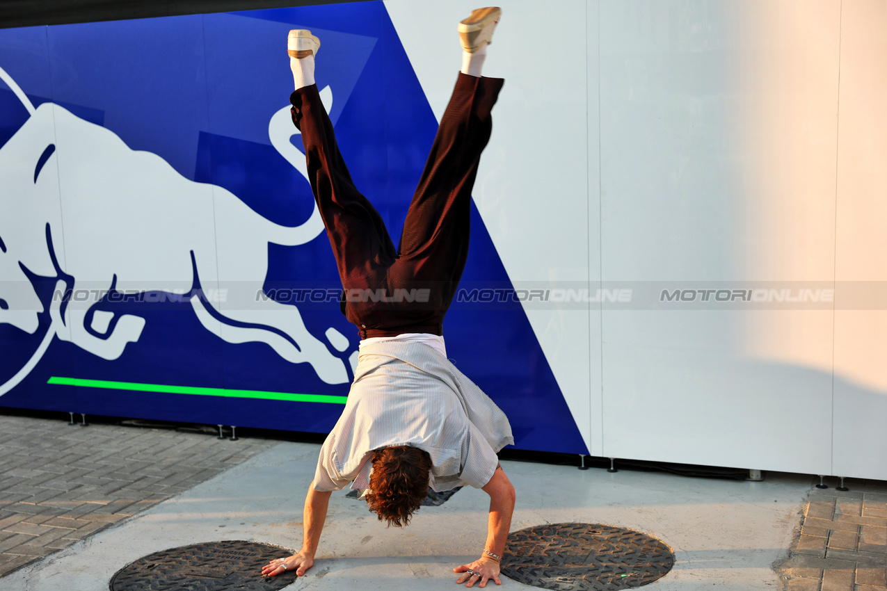 GP ABU DHABI, Benson Boone (USA) Singer.

04.12.2025. Formula 1 World Championship, Rd 24, Abu Dhabi Grand Prix, Yas Marina Circuit, Abu Dhabi, Preparation Day.

- www.xpbimages.com, EMail: requests@xpbimages.com © Copyright: Bearne / XPB Images