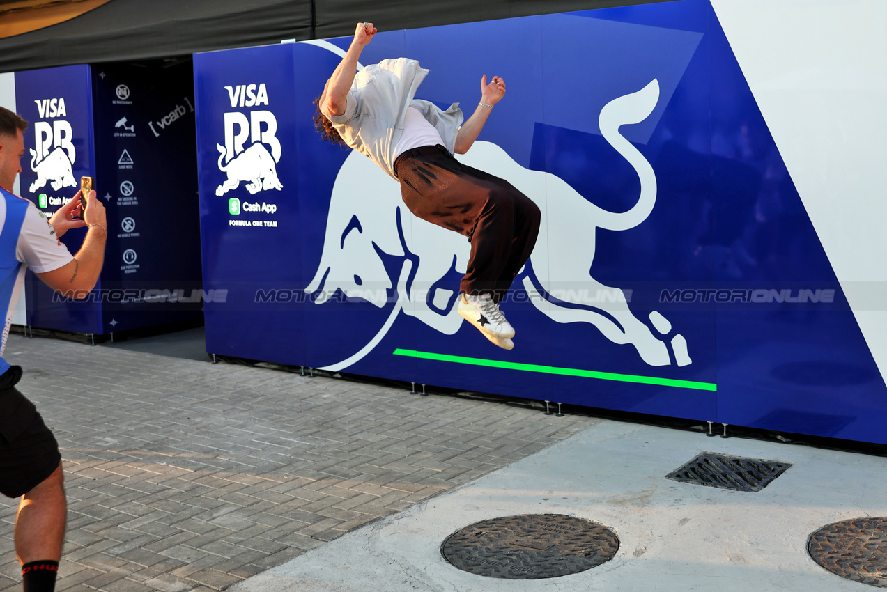 GP ABU DHABI, Benson Boone (USA) Singer.

04.12.2025. Formula 1 World Championship, Rd 24, Abu Dhabi Grand Prix, Yas Marina Circuit, Abu Dhabi, Preparation Day.

- www.xpbimages.com, EMail: requests@xpbimages.com © Copyright: Bearne / XPB Images