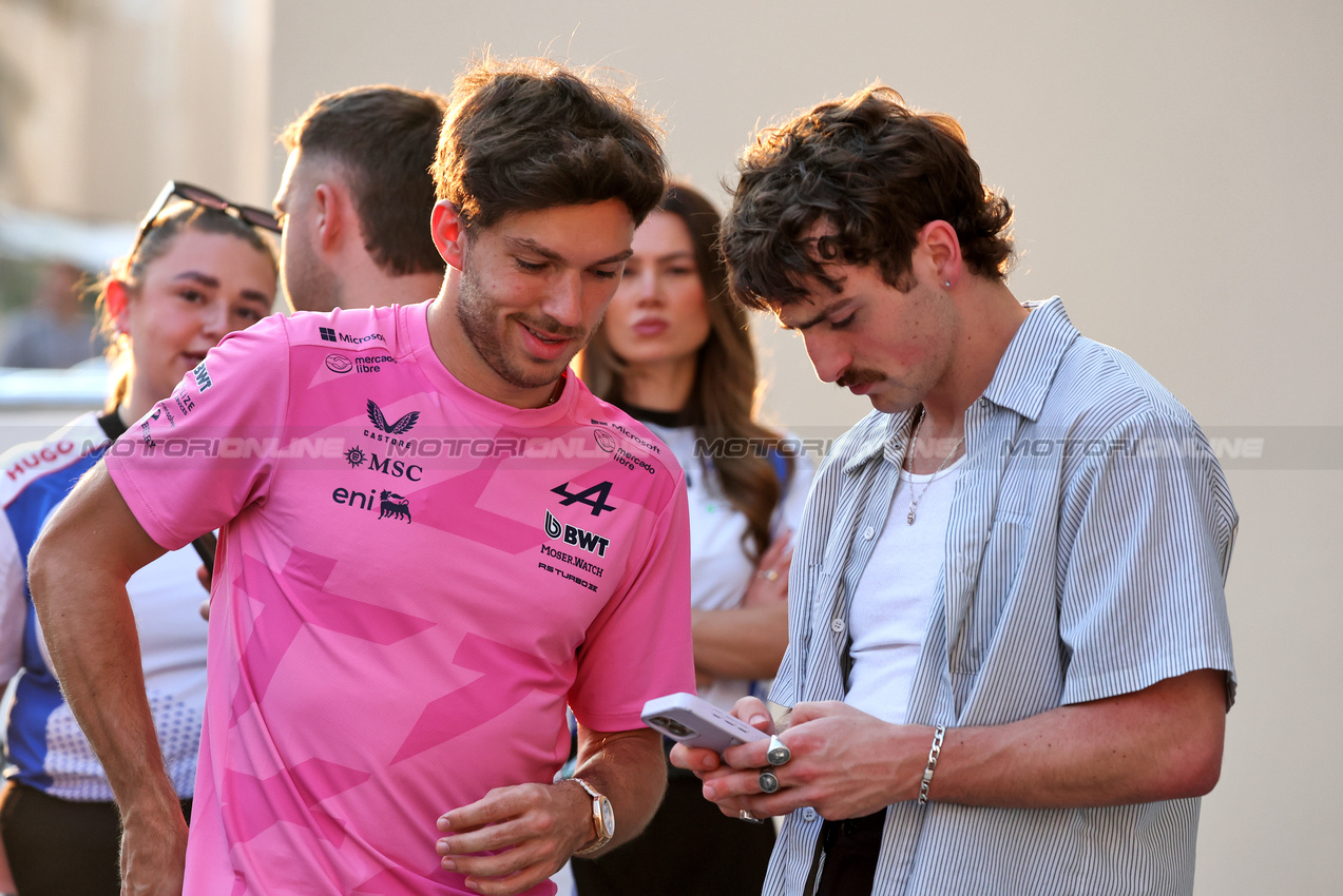 GP ABU DHABI, (L to R): Pierre Gasly (FRA) Alpine F1 Team with Benson Boone (USA) Singer.

04.12.2025. Formula 1 World Championship, Rd 24, Abu Dhabi Grand Prix, Yas Marina Circuit, Abu Dhabi, Preparation Day.

- www.xpbimages.com, EMail: requests@xpbimages.com © Copyright: Bearne / XPB Images