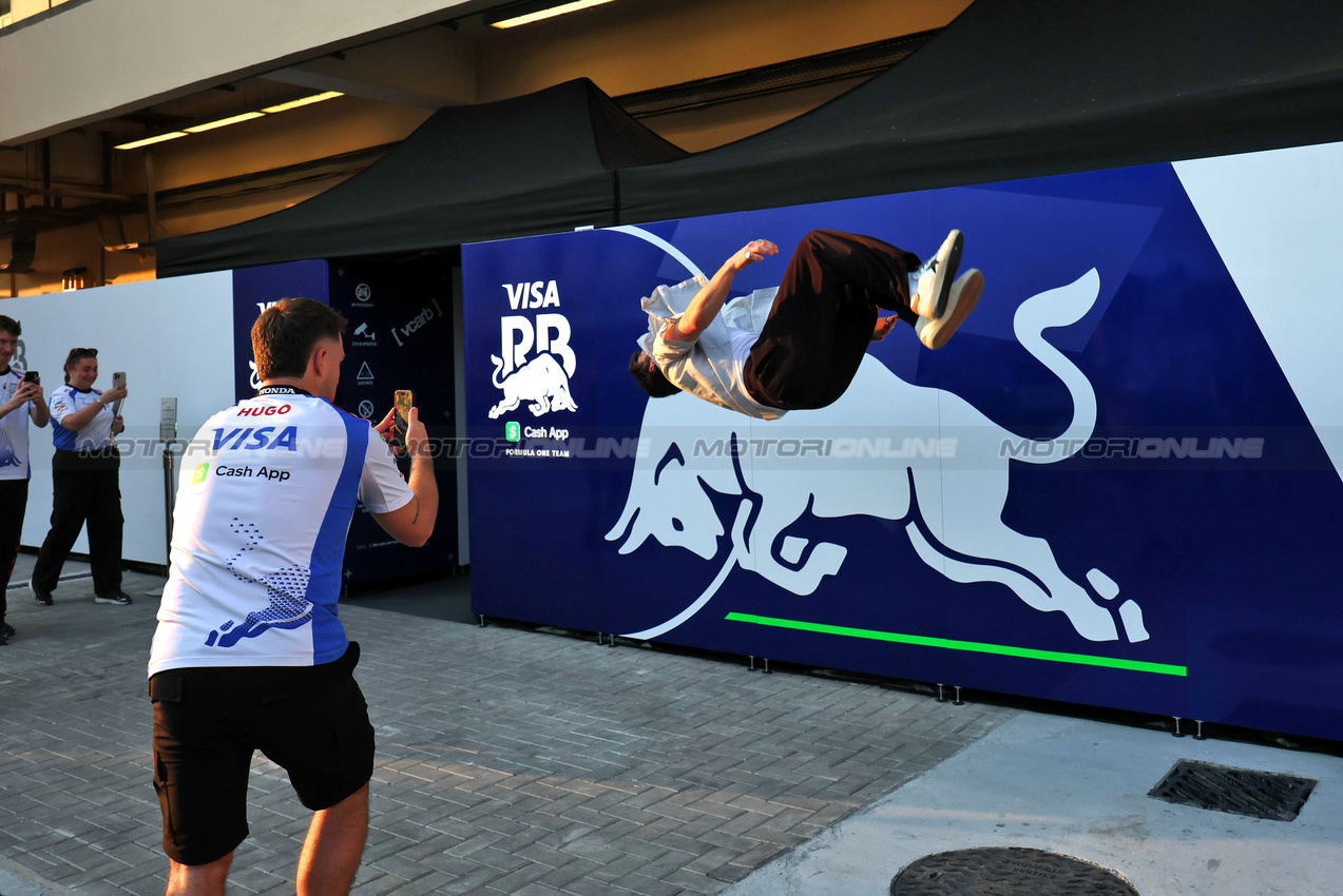 GP ABU DHABI, Benson Boone (USA) Singer.

04.12.2025. Formula 1 World Championship, Rd 24, Abu Dhabi Grand Prix, Yas Marina Circuit, Abu Dhabi, Preparation Day.

- www.xpbimages.com, EMail: requests@xpbimages.com © Copyright: Moy / XPB Images