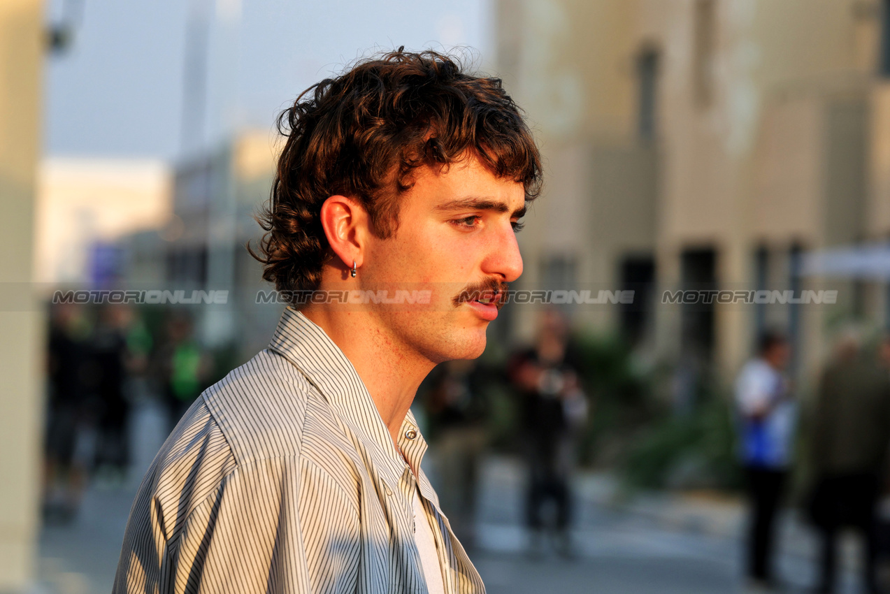 GP ABU DHABI, Benson Boone (USA) Singer.
04.12.2025. Formula 1 World Championship, Rd 24, Abu Dhabi Grand Prix, Yas Marina Circuit, Abu Dhabi, Preparation Day.
- www.xpbimages.com, EMail: requests@xpbimages.com © Copyright: Moy / XPB Images