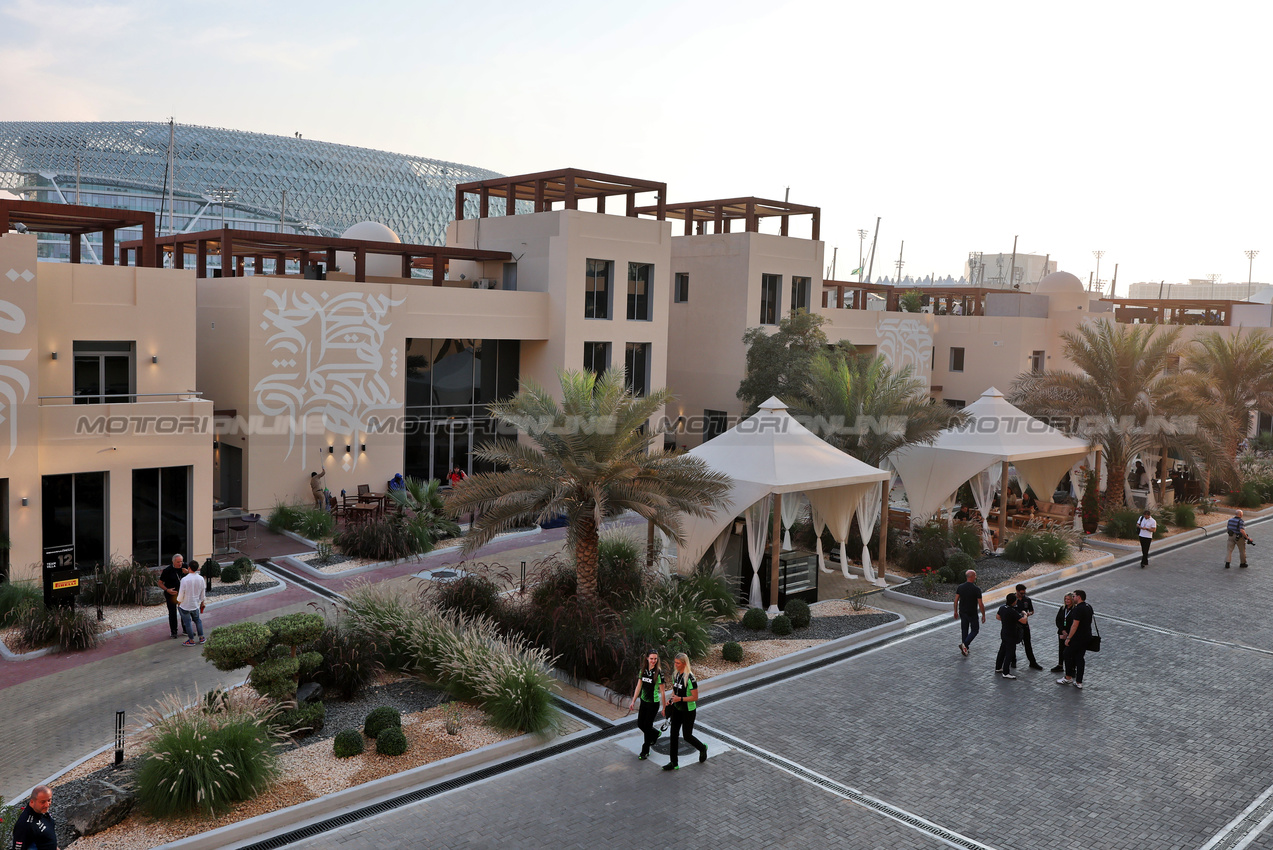 GP ABU DHABI, Paddock Atmosfera.

04.12.2025. Formula 1 World Championship, Rd 24, Abu Dhabi Grand Prix, Yas Marina Circuit, Abu Dhabi, Preparation Day.

- www.xpbimages.com, EMail: requests@xpbimages.com © Copyright: Moy / XPB Images
