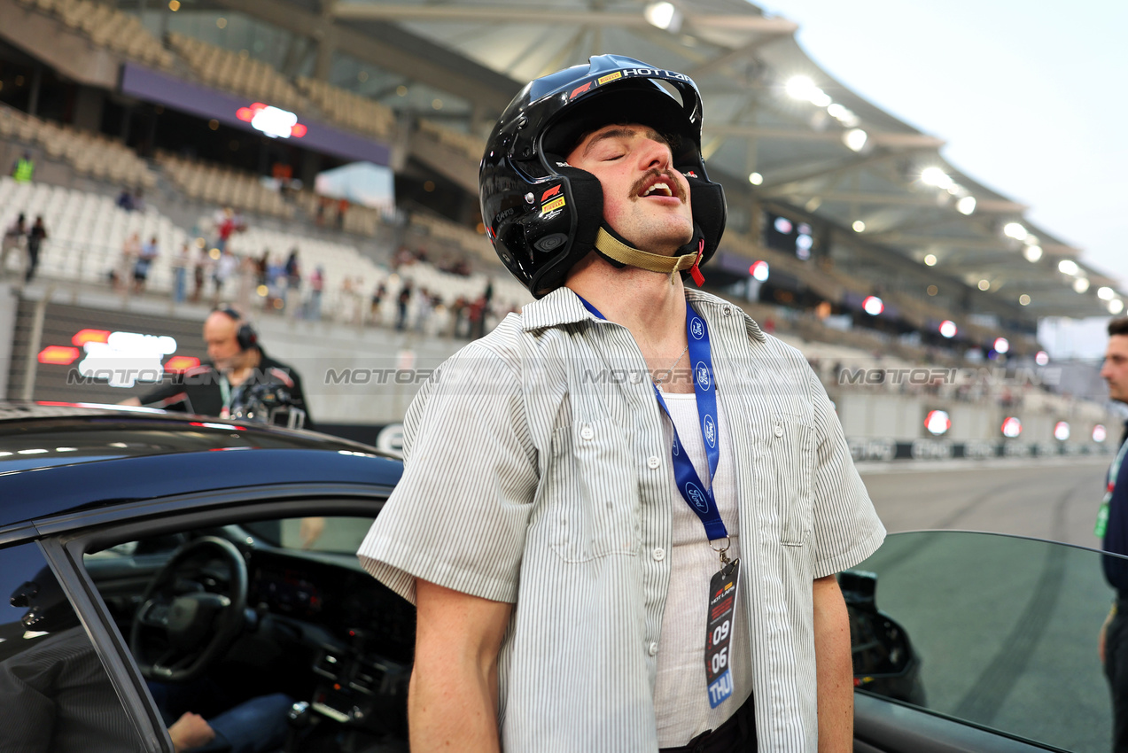 GP ABU DHABI, Benson Boone (USA) Singer - Pirelli Hot Laps.
04.12.2025. Formula 1 World Championship, Rd 24, Abu Dhabi Grand Prix, Yas Marina Circuit, Abu Dhabi, Preparation Day.
- www.xpbimages.com, EMail: requests@xpbimages.com © Copyright: Bearne / XPB Images