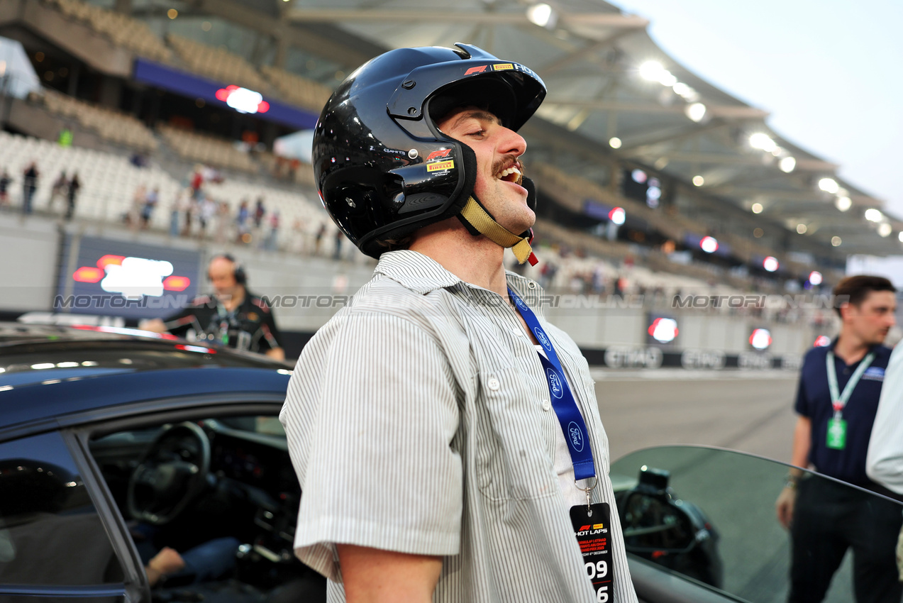 GP ABU DHABI, Benson Boone (USA) Singer - Pirelli Hot Laps.

04.12.2025. Formula 1 World Championship, Rd 24, Abu Dhabi Grand Prix, Yas Marina Circuit, Abu Dhabi, Preparation Day.

- www.xpbimages.com, EMail: requests@xpbimages.com © Copyright: Bearne / XPB Images