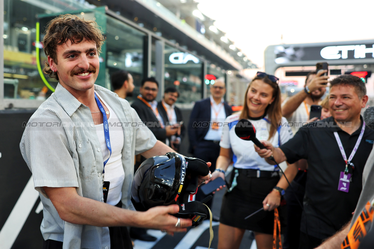 GP ABU DHABI, Benson Boone (USA) Singer - Pirelli Hot Laps.
04.12.2025. Formula 1 World Championship, Rd 24, Abu Dhabi Grand Prix, Yas Marina Circuit, Abu Dhabi, Preparation Day.
- www.xpbimages.com, EMail: requests@xpbimages.com © Copyright: Bearne / XPB Images