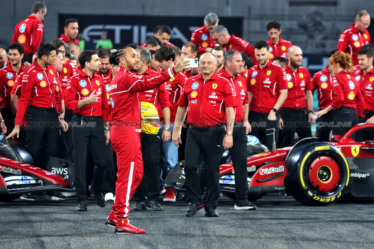 GP ABU DHABI, Lewis Hamilton (GBR) Ferrari at a team photograph.
04.12.2025. Formula 1 World Championship, Rd 24, Abu Dhabi Grand Prix, Yas Marina Circuit, Abu Dhabi, Preparation Day.
- www.xpbimages.com, EMail: requests@xpbimages.com © Copyright: Bearne / XPB Images