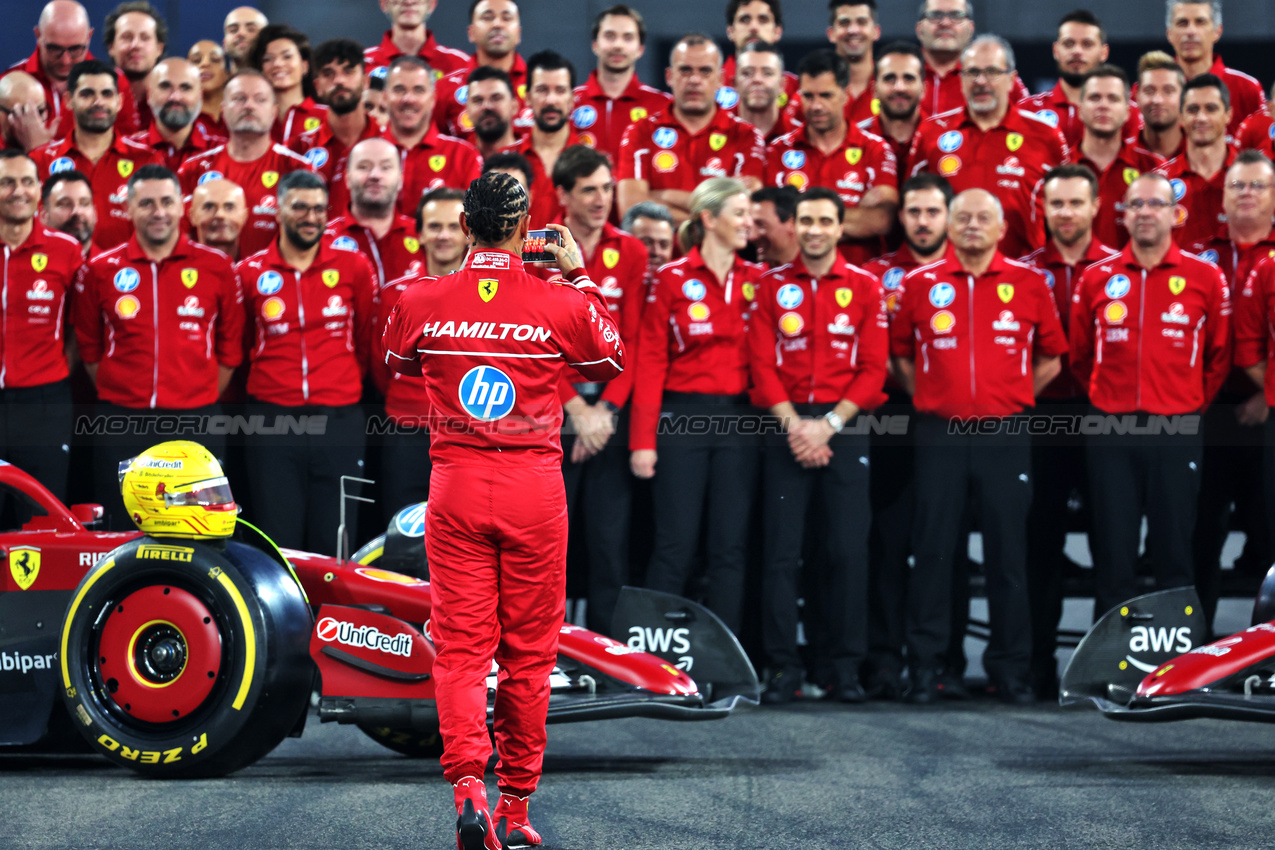 GP ABU DHABI, Lewis Hamilton (GBR) Ferrari at a team photograph.

04.12.2025. Formula 1 World Championship, Rd 24, Abu Dhabi Grand Prix, Yas Marina Circuit, Abu Dhabi, Preparation Day.

- www.xpbimages.com, EMail: requests@xpbimages.com © Copyright: Bearne / XPB Images