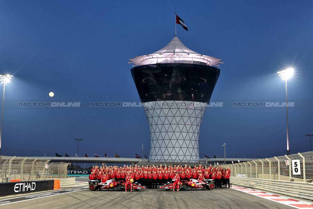 GP ABU DHABI, (L to R): Lewis Hamilton (GBR) Ferrari e Charles Leclerc (MON) Ferrari at a team photograph.

04.12.2025. Formula 1 World Championship, Rd 24, Abu Dhabi Grand Prix, Yas Marina Circuit, Abu Dhabi, Preparation Day.

- www.xpbimages.com, EMail: requests@xpbimages.com © Copyright: Bearne / XPB Images