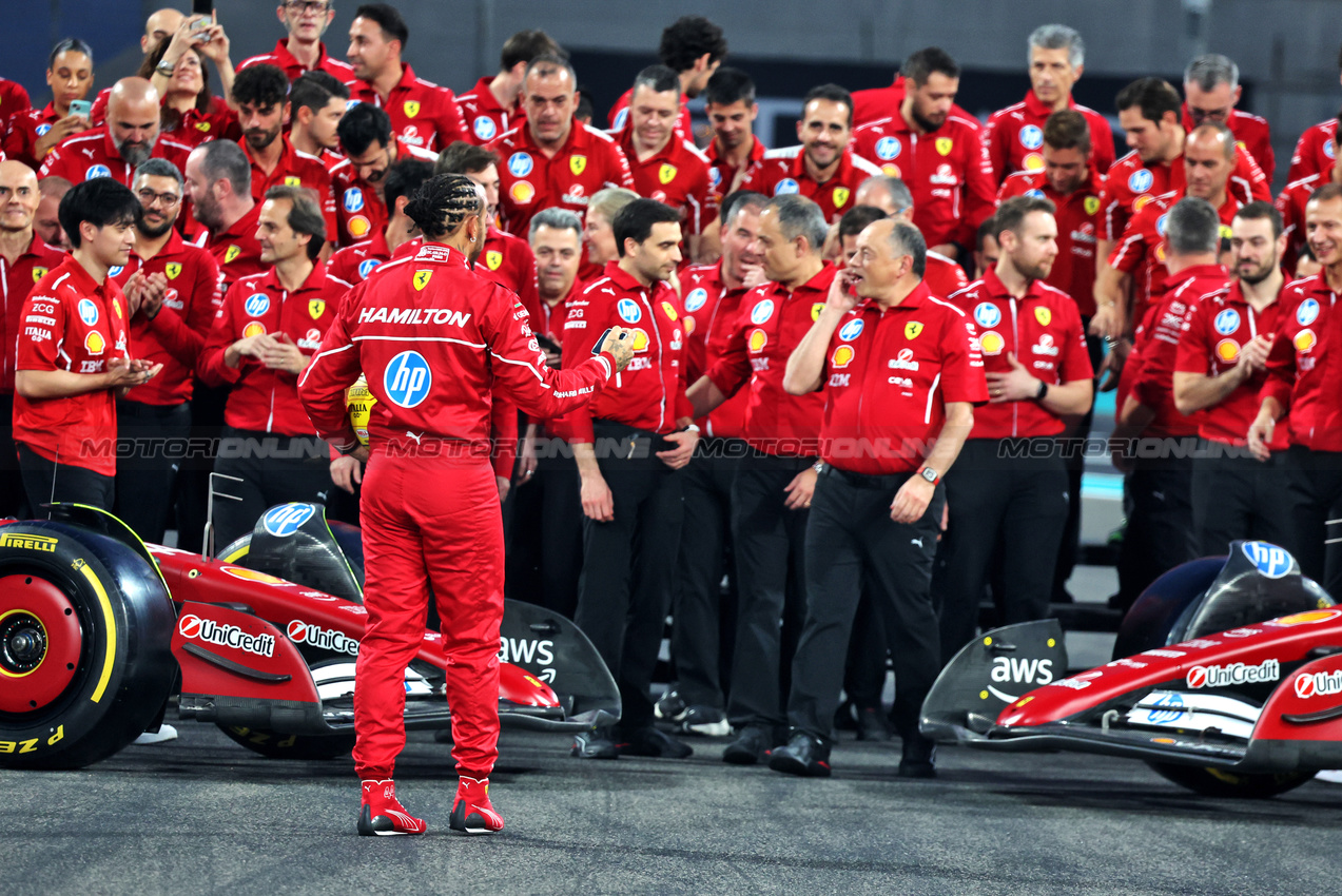 GP ABU DHABI, Lewis Hamilton (GBR) Ferrari at a team photograph.

04.12.2025. Formula 1 World Championship, Rd 24, Abu Dhabi Grand Prix, Yas Marina Circuit, Abu Dhabi, Preparation Day.

- www.xpbimages.com, EMail: requests@xpbimages.com © Copyright: Bearne / XPB Images