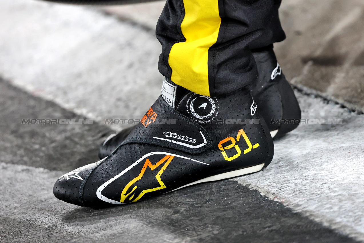 GP ABU DHABI, The racing boots of Oscar Piastri (AUS) McLaren at a team photograph. 

04.12.2025. Formula 1 World Championship, Rd 24, Abu Dhabi Grand Prix, Yas Marina Circuit, Abu Dhabi, Preparation Day.

- www.xpbimages.com, EMail: requests@xpbimages.com © Copyright: Charniaux / XPB Images
