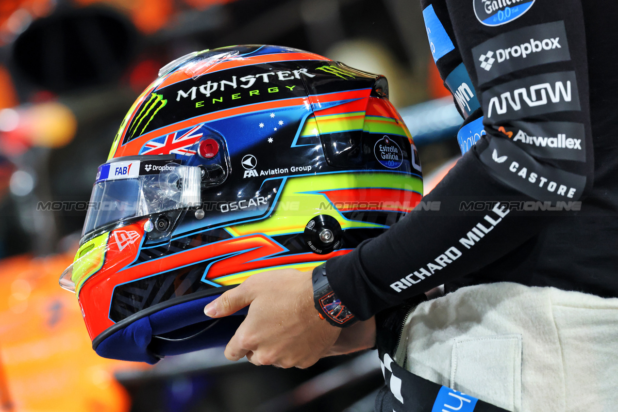 GP ABU DHABI, The helmet of Oscar Piastri (AUS) McLaren at a team photograph.
04.12.2025. Formula 1 World Championship, Rd 24, Abu Dhabi Grand Prix, Yas Marina Circuit, Abu Dhabi, Preparation Day.
- www.xpbimages.com, EMail: requests@xpbimages.com © Copyright: Charniaux / XPB Images