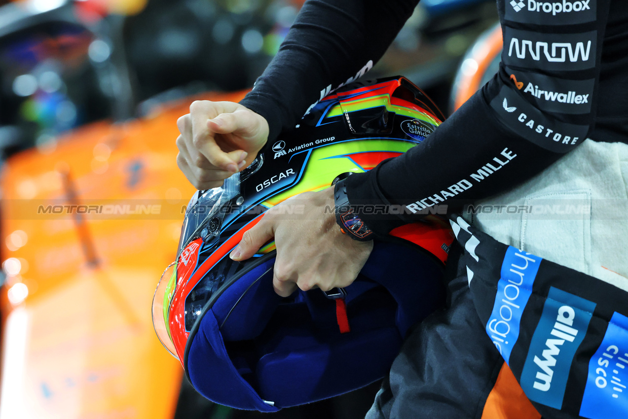 GP ABU DHABI, The helmet of Oscar Piastri (AUS) McLaren at a team photograph.

04.12.2025. Formula 1 World Championship, Rd 24, Abu Dhabi Grand Prix, Yas Marina Circuit, Abu Dhabi, Preparation Day.

- www.xpbimages.com, EMail: requests@xpbimages.com © Copyright: Charniaux / XPB Images