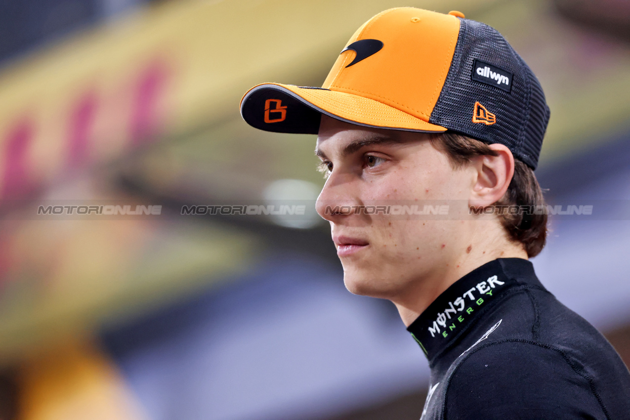 GP ABU DHABI, Oscar Piastri (AUS) McLaren at a team photograph.
04.12.2025. Formula 1 World Championship, Rd 24, Abu Dhabi Grand Prix, Yas Marina Circuit, Abu Dhabi, Preparation Day.
- www.xpbimages.com, EMail: requests@xpbimages.com © Copyright: Charniaux / XPB Images