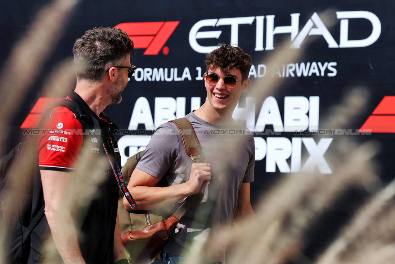 GP ABU DHABI, (L to R): Martin Poole (GBR) Haas F1 Team Personal Trainer with Oliver Bearman (GBR) Haas F1 Team.
04.12.2025. Formula 1 World Championship, Rd 24, Abu Dhabi Grand Prix, Yas Marina Circuit, Abu Dhabi, Preparation Day.
- www.xpbimages.com, EMail: requests@xpbimages.com © Copyright: Bearne / XPB Images