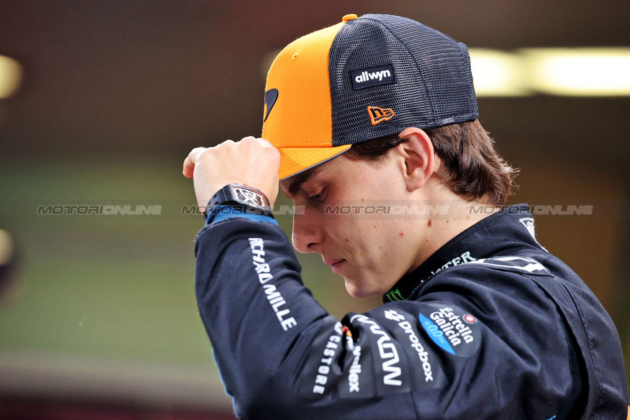 GP ABU DHABI, Oscar Piastri (AUS) McLaren at a team photograph.
04.12.2025. Formula 1 World Championship, Rd 24, Abu Dhabi Grand Prix, Yas Marina Circuit, Abu Dhabi, Preparation Day.
- www.xpbimages.com, EMail: requests@xpbimages.com © Copyright: Charniaux / XPB Images