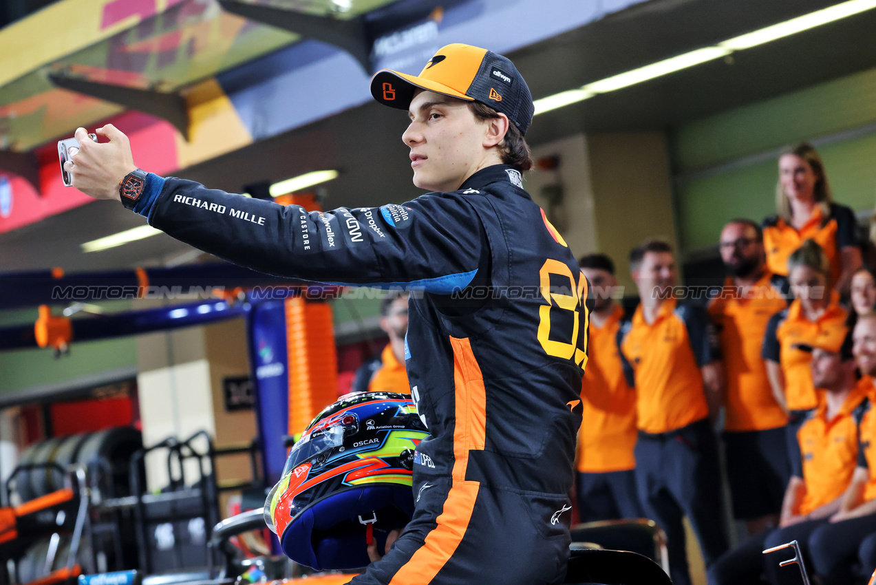 GP ABU DHABI, Oscar Piastri (AUS) McLaren at a team photograph.

04.12.2025. Formula 1 World Championship, Rd 24, Abu Dhabi Grand Prix, Yas Marina Circuit, Abu Dhabi, Preparation Day.

- www.xpbimages.com, EMail: requests@xpbimages.com © Copyright: Charniaux / XPB Images