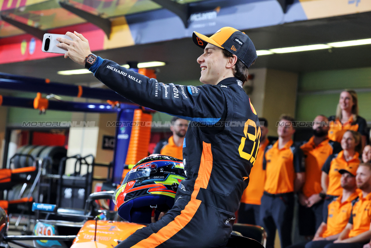 GP ABU DHABI, Oscar Piastri (AUS) McLaren at a team photograph.

04.12.2025. Formula 1 World Championship, Rd 24, Abu Dhabi Grand Prix, Yas Marina Circuit, Abu Dhabi, Preparation Day.

- www.xpbimages.com, EMail: requests@xpbimages.com © Copyright: Charniaux / XPB Images