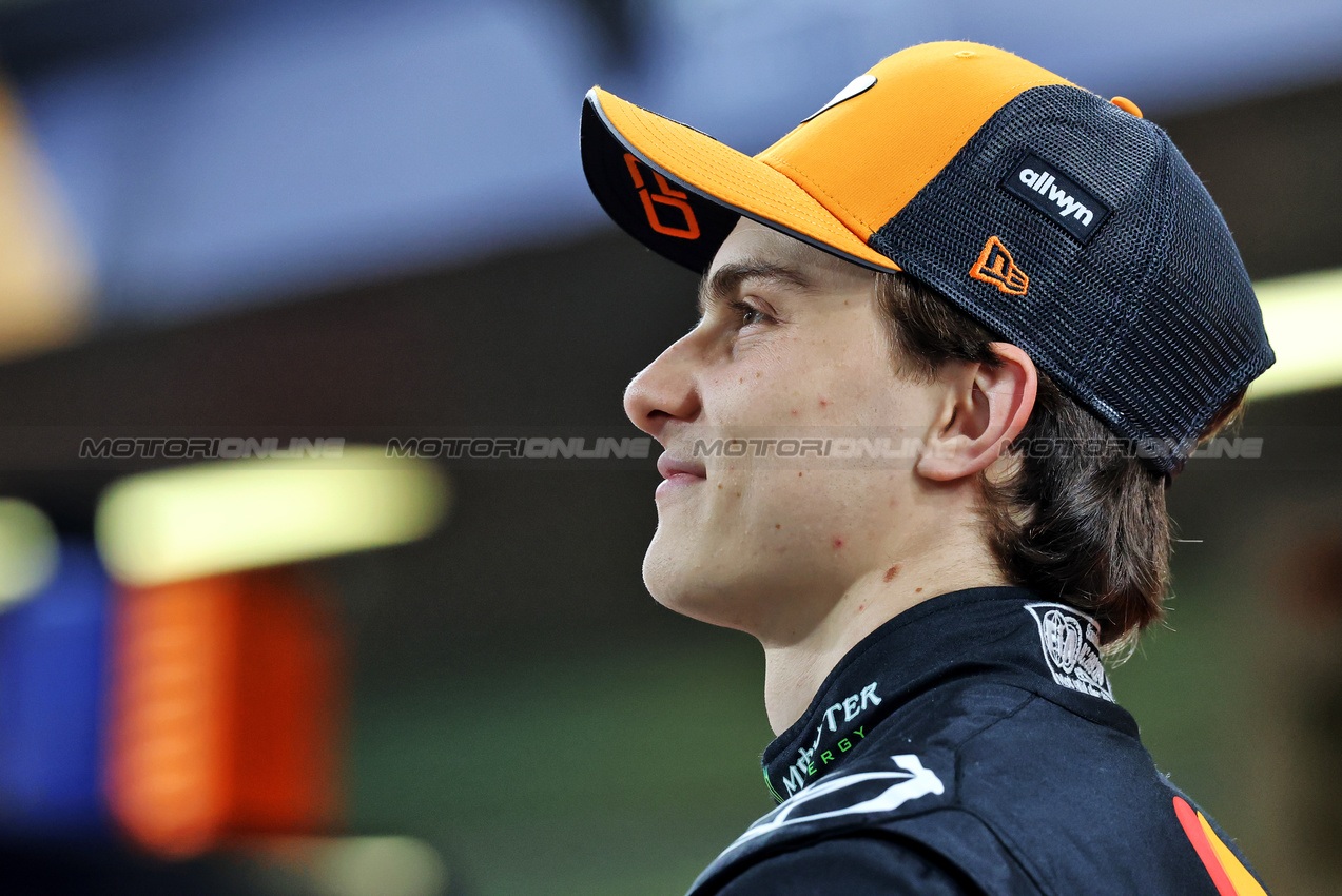 GP ABU DHABI, Oscar Piastri (AUS) McLaren at a team photograph.
04.12.2025. Formula 1 World Championship, Rd 24, Abu Dhabi Grand Prix, Yas Marina Circuit, Abu Dhabi, Preparation Day.
- www.xpbimages.com, EMail: requests@xpbimages.com © Copyright: Charniaux / XPB Images