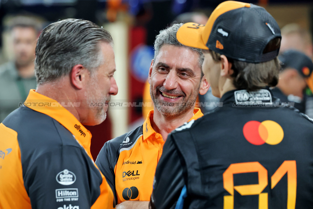 GP ABU DHABI, (L to R): Zak Brown (USA) McLaren Executive Director with Andrea Stella (ITA) McLaren Team Principal e Oscar Piastri (AUS) McLaren at a team photograph.

04.12.2025. Formula 1 World Championship, Rd 24, Abu Dhabi Grand Prix, Yas Marina Circuit, Abu Dhabi, Preparation Day.

- www.xpbimages.com, EMail: requests@xpbimages.com © Copyright: Charniaux / XPB Images