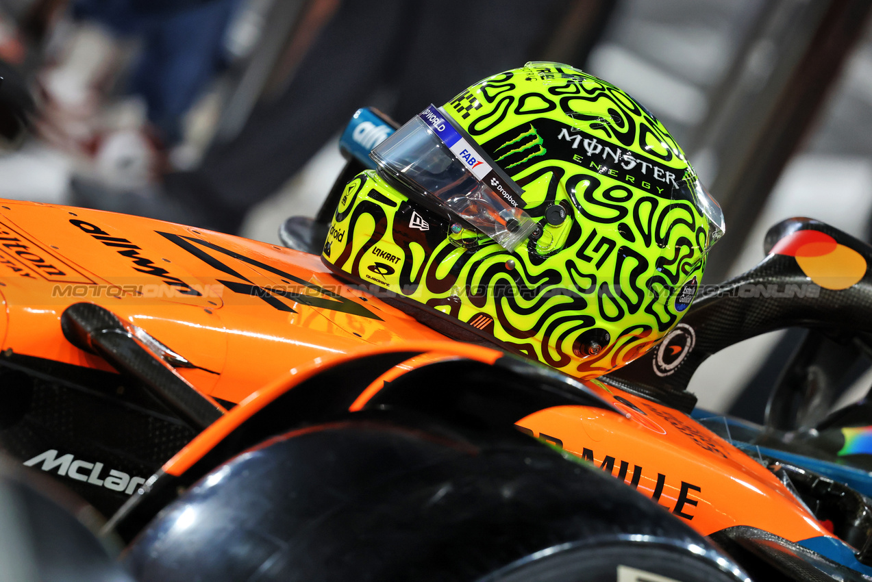 GP ABU DHABI, The helmet of Lando Norris (GBR) McLaren at a team photograph.

04.12.2025. Formula 1 World Championship, Rd 24, Abu Dhabi Grand Prix, Yas Marina Circuit, Abu Dhabi, Preparation Day.

- www.xpbimages.com, EMail: requests@xpbimages.com © Copyright: Charniaux / XPB Images