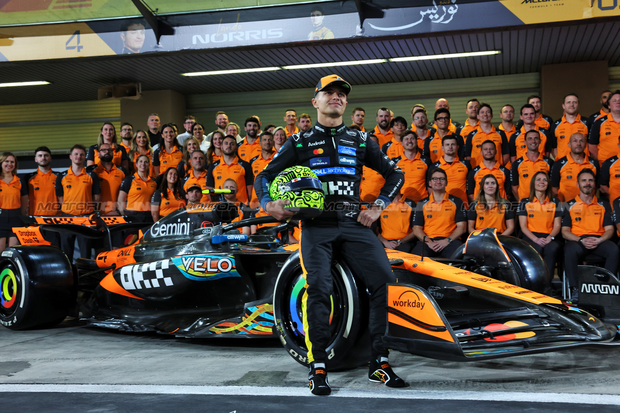 GP ABU DHABI, Lando Norris (GBR) McLaren at a team photograph.
04.12.2025. Formula 1 World Championship, Rd 24, Abu Dhabi Grand Prix, Yas Marina Circuit, Abu Dhabi, Preparation Day.
- www.xpbimages.com, EMail: requests@xpbimages.com © Copyright: Bearne / XPB Images