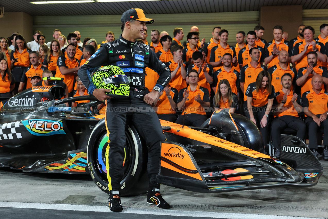 GP ABU DHABI, Lando Norris (GBR) McLaren at a team photograph.

04.12.2025. Formula 1 World Championship, Rd 24, Abu Dhabi Grand Prix, Yas Marina Circuit, Abu Dhabi, Preparation Day.

- www.xpbimages.com, EMail: requests@xpbimages.com © Copyright: Bearne / XPB Images