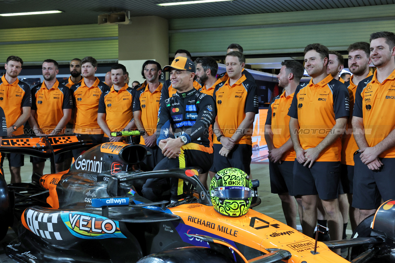 GP ABU DHABI, Lando Norris (GBR) McLaren at a team photograph.

04.12.2025. Formula 1 World Championship, Rd 24, Abu Dhabi Grand Prix, Yas Marina Circuit, Abu Dhabi, Preparation Day.

- www.xpbimages.com, EMail: requests@xpbimages.com © Copyright: Bearne / XPB Images