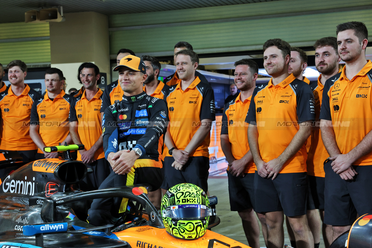 GP ABU DHABI, Lando Norris (GBR) McLaren at a team photograph.
04.12.2025. Formula 1 World Championship, Rd 24, Abu Dhabi Grand Prix, Yas Marina Circuit, Abu Dhabi, Preparation Day.
- www.xpbimages.com, EMail: requests@xpbimages.com © Copyright: Bearne / XPB Images