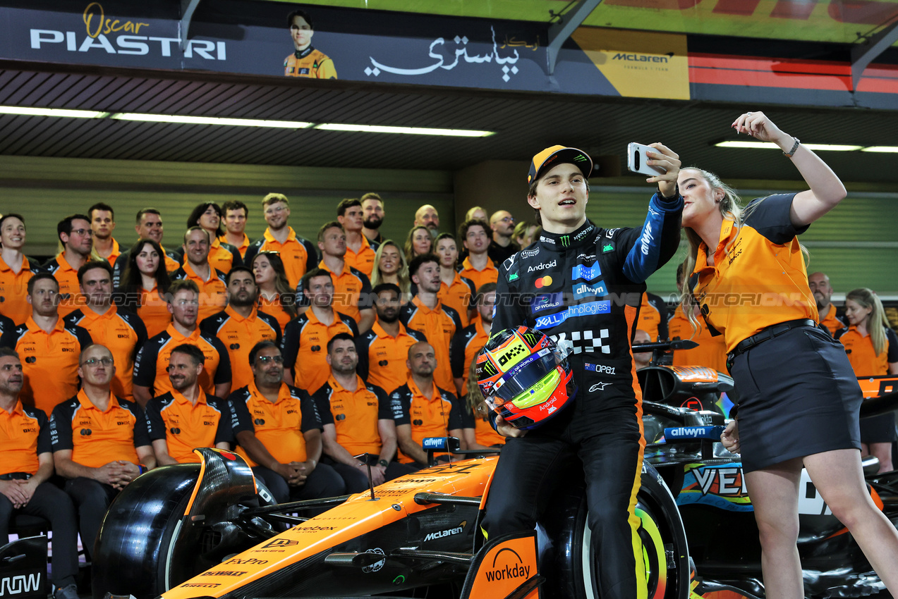 GP ABU DHABI, Oscar Piastri (AUS) McLaren at a team photograph.

04.12.2025. Formula 1 World Championship, Rd 24, Abu Dhabi Grand Prix, Yas Marina Circuit, Abu Dhabi, Preparation Day.

- www.xpbimages.com, EMail: requests@xpbimages.com © Copyright: Bearne / XPB Images