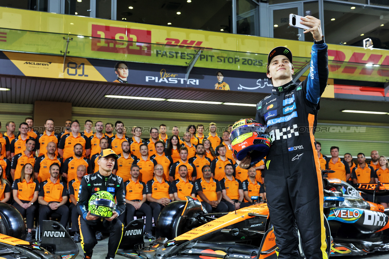 GP ABU DHABI, Oscar Piastri (AUS) McLaren e Lando Norris (GBR) McLaren at a team photograph.

04.12.2025. Formula 1 World Championship, Rd 24, Abu Dhabi Grand Prix, Yas Marina Circuit, Abu Dhabi, Preparation Day.

- www.xpbimages.com, EMail: requests@xpbimages.com © Copyright: Bearne / XPB Images