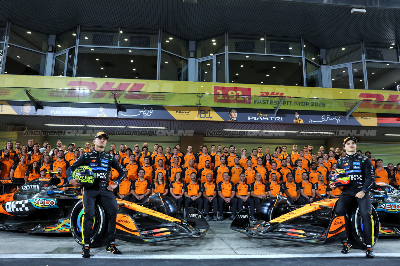 GP ABU DHABI, Oscar Piastri (AUS) McLaren e Lando Norris (GBR) McLaren at a team photograph.

04.12.2025. Formula 1 World Championship, Rd 24, Abu Dhabi Grand Prix, Yas Marina Circuit, Abu Dhabi, Preparation Day.

- www.xpbimages.com, EMail: requests@xpbimages.com © Copyright: Bearne / XPB Images