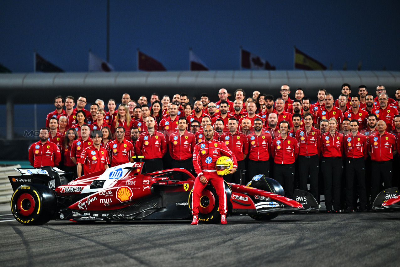 GP ABU DHABI, Lewis Hamilton (GBR) Ferrari at a team photograph.

04.12.2025. Formula 1 World Championship, Rd 24, Abu Dhabi Grand Prix, Yas Marina Circuit, Abu Dhabi, Preparation Day.

- www.xpbimages.com, EMail: requests@xpbimages.com © Copyright: Price	/ XPB Images