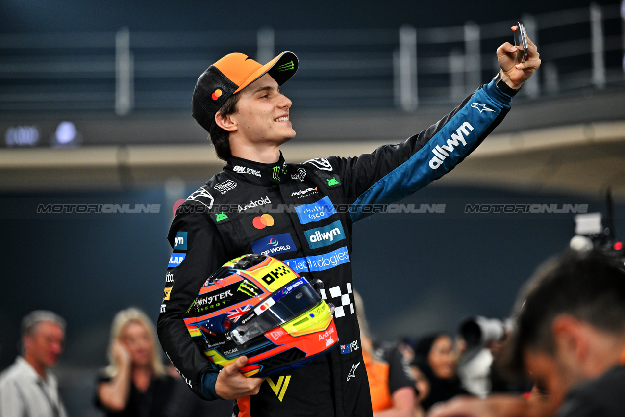 GP ABU DHABI, Oscar Piastri (AUS) McLaren at a team photograph.

04.12.2025. Formula 1 World Championship, Rd 24, Abu Dhabi Grand Prix, Yas Marina Circuit, Abu Dhabi, Preparation Day.

- www.xpbimages.com, EMail: requests@xpbimages.com © Copyright: Price	/ XPB Images