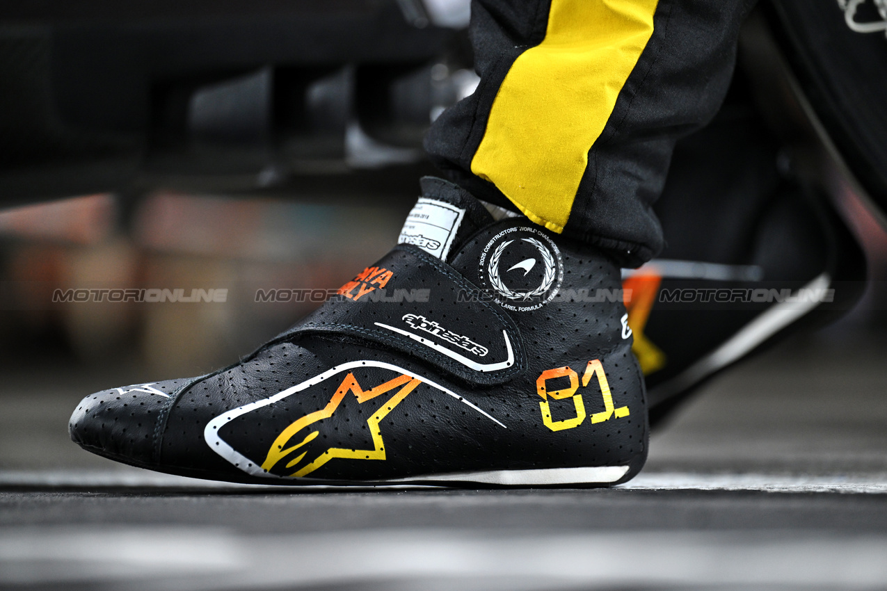 GP ABU DHABI, The racing boot of Oscar Piastri (AUS) McLaren at a team photograph.

04.12.2025. Formula 1 World Championship, Rd 24, Abu Dhabi Grand Prix, Yas Marina Circuit, Abu Dhabi, Preparation Day.

- www.xpbimages.com, EMail: requests@xpbimages.com © Copyright: Price	/ XPB Images