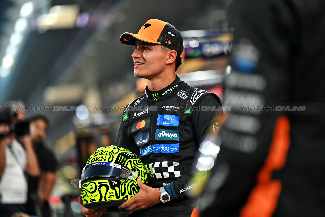 GP ABU DHABI, Lando Norris (GBR) McLaren at a team photograph.
04.12.2025. Formula 1 World Championship, Rd 24, Abu Dhabi Grand Prix, Yas Marina Circuit, Abu Dhabi, Preparation Day.
- www.xpbimages.com, EMail: requests@xpbimages.com © Copyright: Price / XPB Images