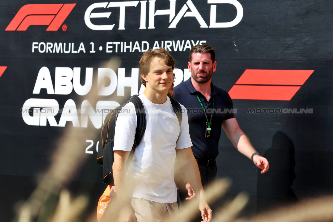 GP ABU DHABI, Oscar Piastri (AUS) McLaren.

04.12.2025. Formula 1 World Championship, Rd 24, Abu Dhabi Grand Prix, Yas Marina Circuit, Abu Dhabi, Preparation Day.

- www.xpbimages.com, EMail: requests@xpbimages.com © Copyright: Bearne / XPB Images