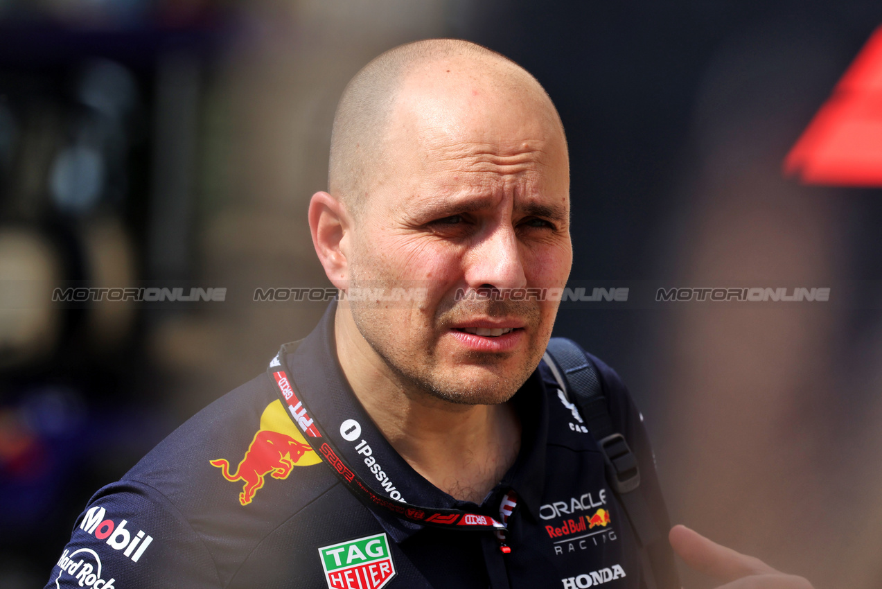 GP ABU DHABI, Gianpiero Lambiase (ITA) Red Bull Racing Head of Racing.

04.12.2025. Formula 1 World Championship, Rd 24, Abu Dhabi Grand Prix, Yas Marina Circuit, Abu Dhabi, Preparation Day.

- www.xpbimages.com, EMail: requests@xpbimages.com © Copyright: Bearne / XPB Images