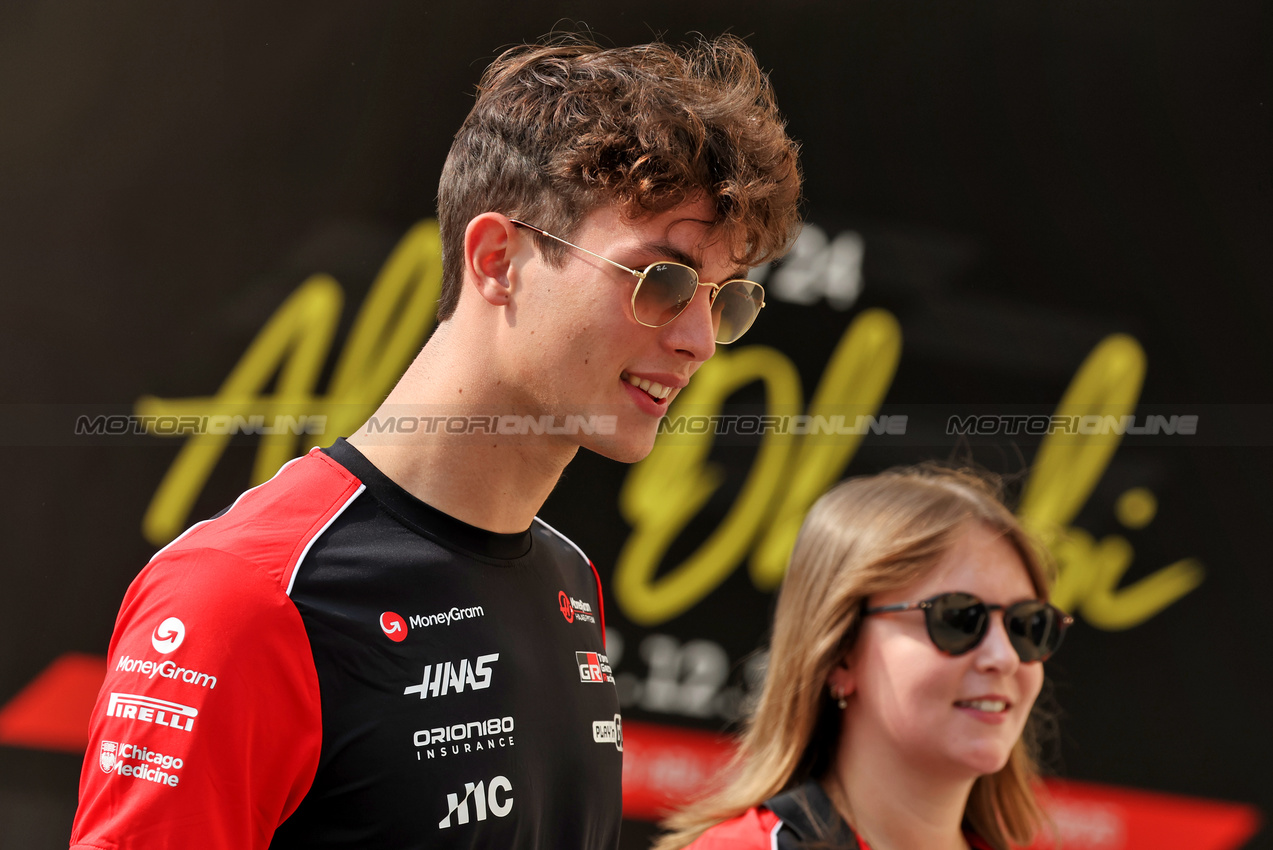 GP ABU DHABI, Oliver Bearman (GBR) Haas F1 Team.

04.12.2025. Formula 1 World Championship, Rd 24, Abu Dhabi Grand Prix, Yas Marina Circuit, Abu Dhabi, Preparation Day.

- www.xpbimages.com, EMail: requests@xpbimages.com © Copyright: Bearne / XPB Images