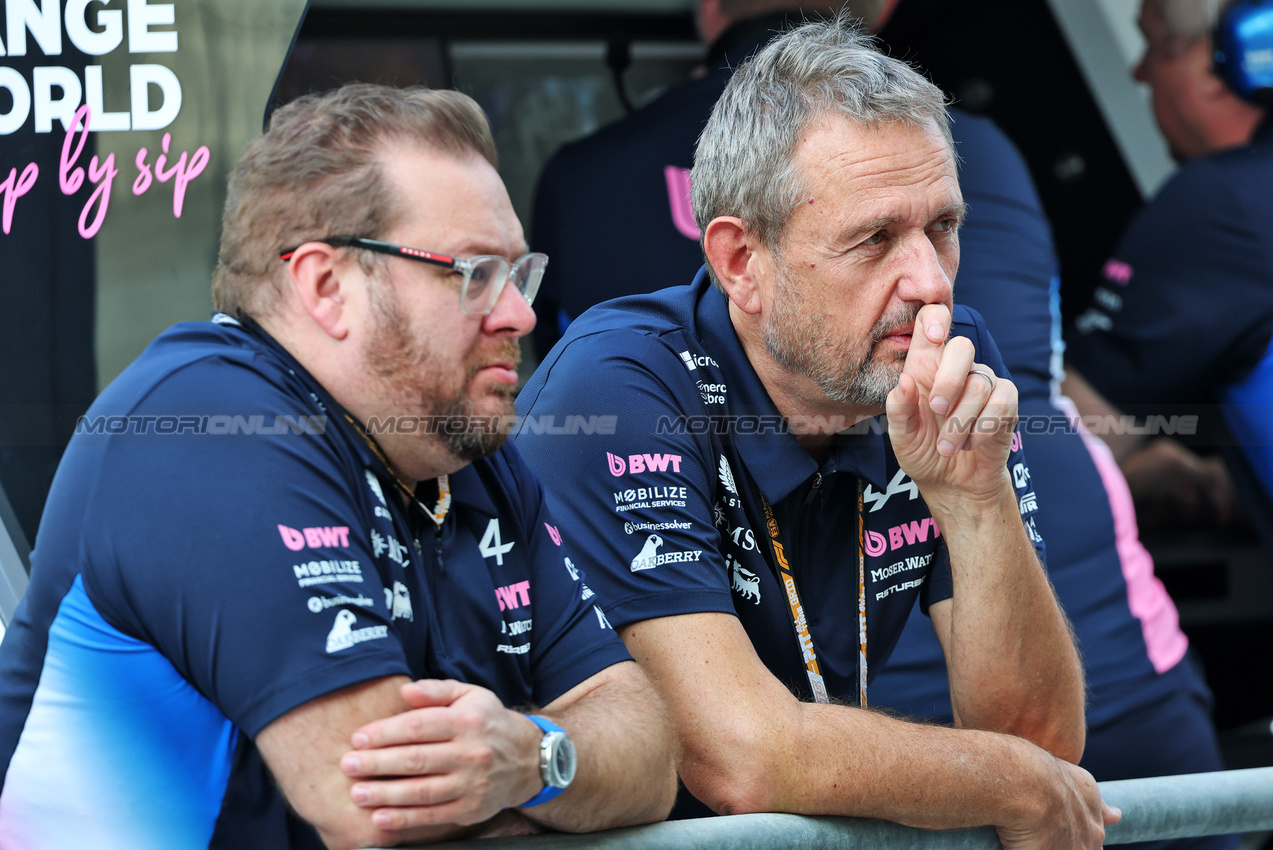 GP ABU DHABI, (L to R): Dave Greenwood (GBR) Alpine F1 Team Racing Director with Steve Nielsen (GBR) Alpine F1 Team Managing Director.

04.12.2025. Formula 1 World Championship, Rd 24, Abu Dhabi Grand Prix, Yas Marina Circuit, Abu Dhabi, Preparation Day.

- www.xpbimages.com, EMail: requests@xpbimages.com © Copyright: Batchelor / XPB Images