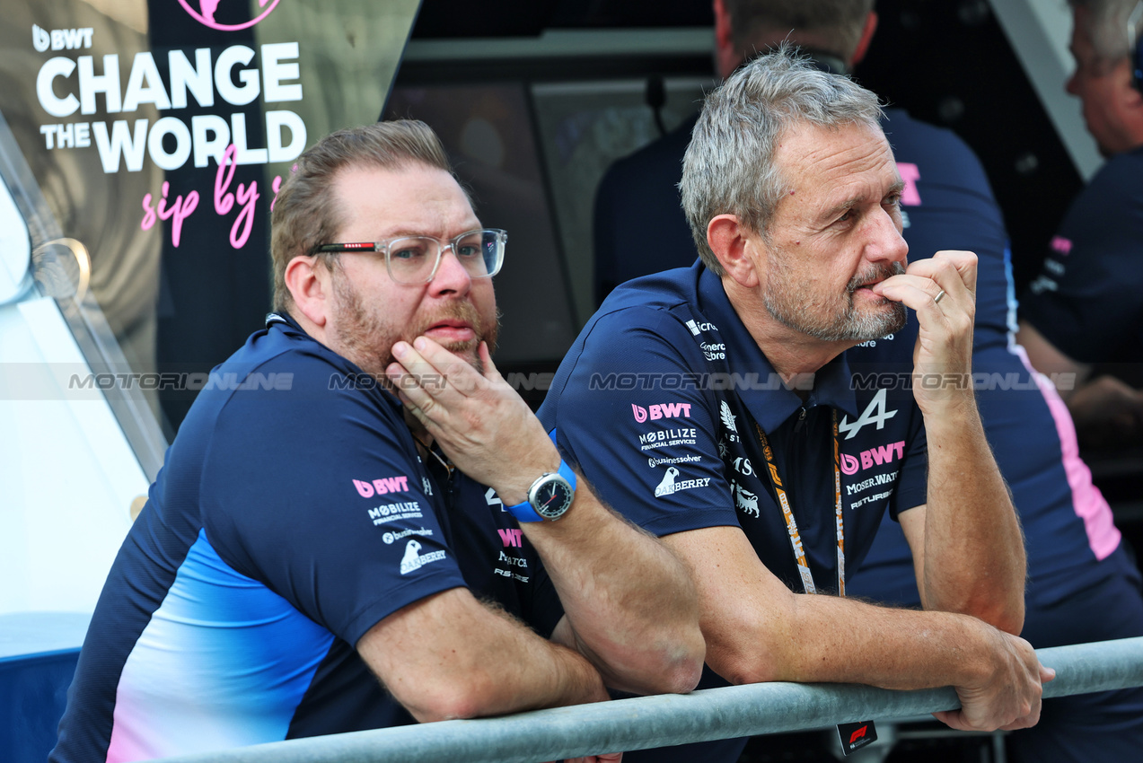 GP ABU DHABI, (L to R): Dave Greenwood (GBR) Alpine F1 Team Racing Director with Steve Nielsen (GBR) Alpine F1 Team Managing Director.

04.12.2025. Formula 1 World Championship, Rd 24, Abu Dhabi Grand Prix, Yas Marina Circuit, Abu Dhabi, Preparation Day.

- www.xpbimages.com, EMail: requests@xpbimages.com © Copyright: Batchelor / XPB Images