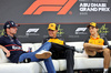 GP ABU DHABI, (L to R): Max Verstappen (NLD) Red Bull Racing; Lando Norris (GBR) McLaren; e Oscar Piastri (AUS) McLaren, in the FIA Press Conference.
04.12.2025. Formula 1 World Championship, Rd 24, Abu Dhabi Grand Prix, Yas Marina Circuit, Abu Dhabi, Preparation Day.
- www.xpbimages.com, EMail: requests@xpbimages.com © Copyright: Bearne / XPB Images