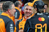GP ABU DHABI, (L to R): Zak Brown (USA) McLaren Executive Director with Andrea Stella (ITA) McLaren Team Principal e Oscar Piastri (AUS) McLaren at a team photograph.

04.12.2025. Formula 1 World Championship, Rd 24, Abu Dhabi Grand Prix, Yas Marina Circuit, Abu Dhabi, Preparation Day.

- www.xpbimages.com, EMail: requests@xpbimages.com © Copyright: Charniaux / XPB Images