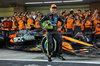 GP ABU DHABI, Lando Norris (GBR) McLaren at a team photograph.

04.12.2025. Formula 1 World Championship, Rd 24, Abu Dhabi Grand Prix, Yas Marina Circuit, Abu Dhabi, Preparation Day.

- www.xpbimages.com, EMail: requests@xpbimages.com © Copyright: Bearne / XPB Images