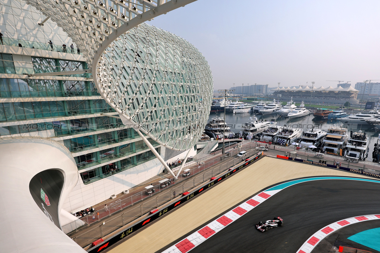 GP ABU DHABI, Esteban Ocon (FRA) Haas VF-25.
06.12.2025. Formula 1 World Championship, Rd 24, Abu Dhabi Grand Prix, Yas Marina Circuit, Abu Dhabi, Qualifiche Day.
- www.xpbimages.com, EMail: requests@xpbimages.com © Copyright: Moy / XPB Images